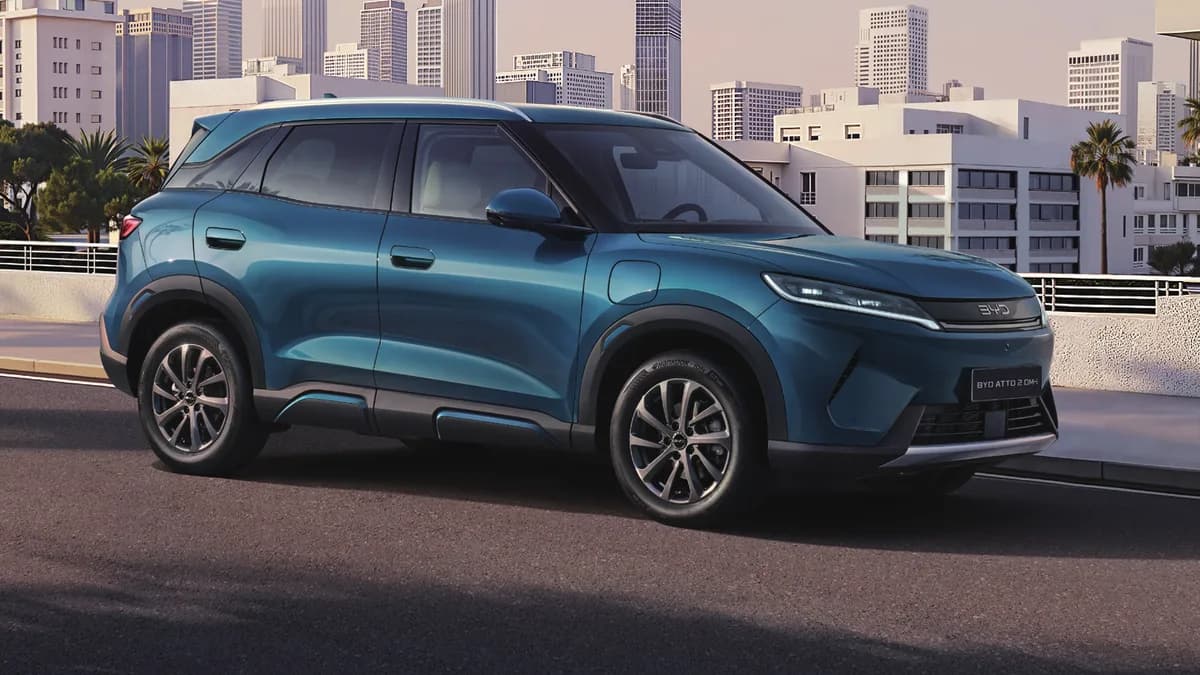BYD Atto 2 DM-i plug-in hybrid small SUV front three-quarter