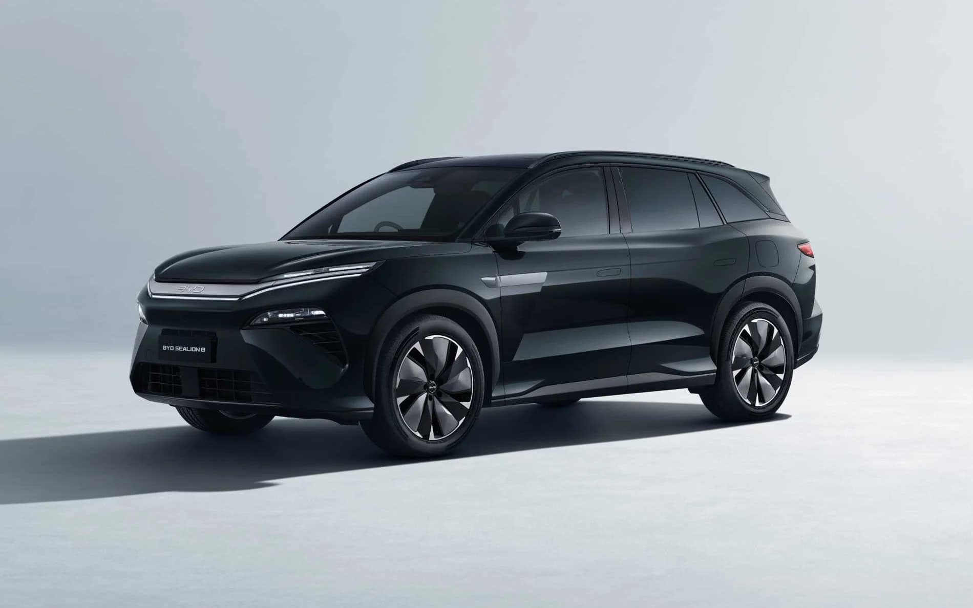 BYD Sealion 8 seven-seat plug-in hybrid SUV, front three-quarter view