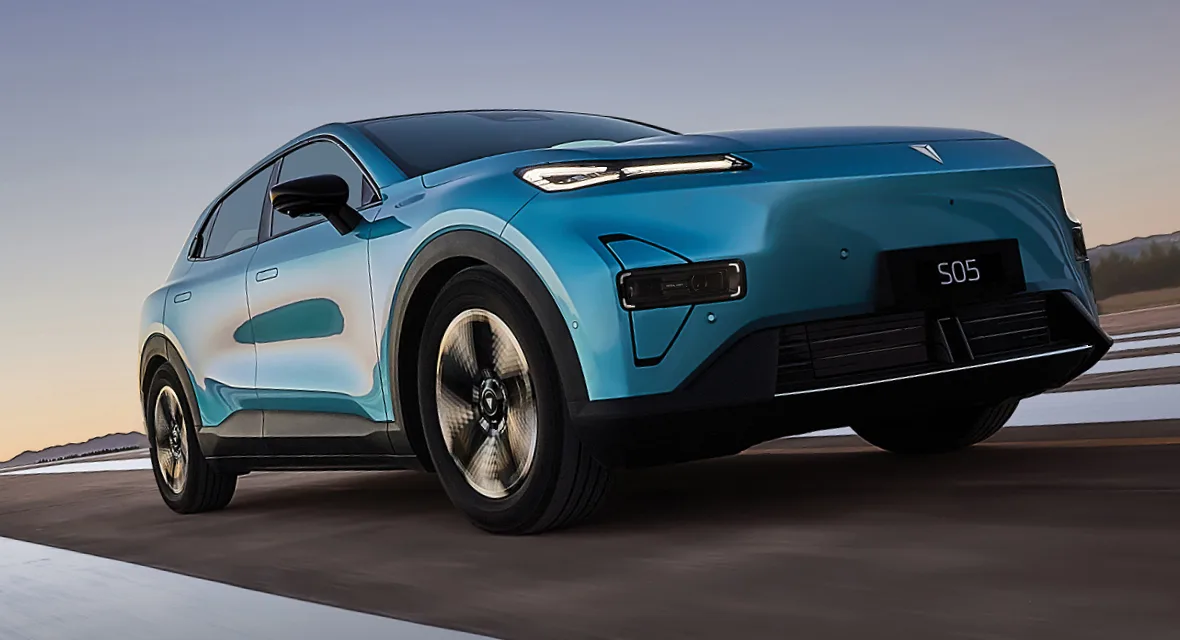 Deepal S05 compact SUV in blue, front three-quarter view on a runway