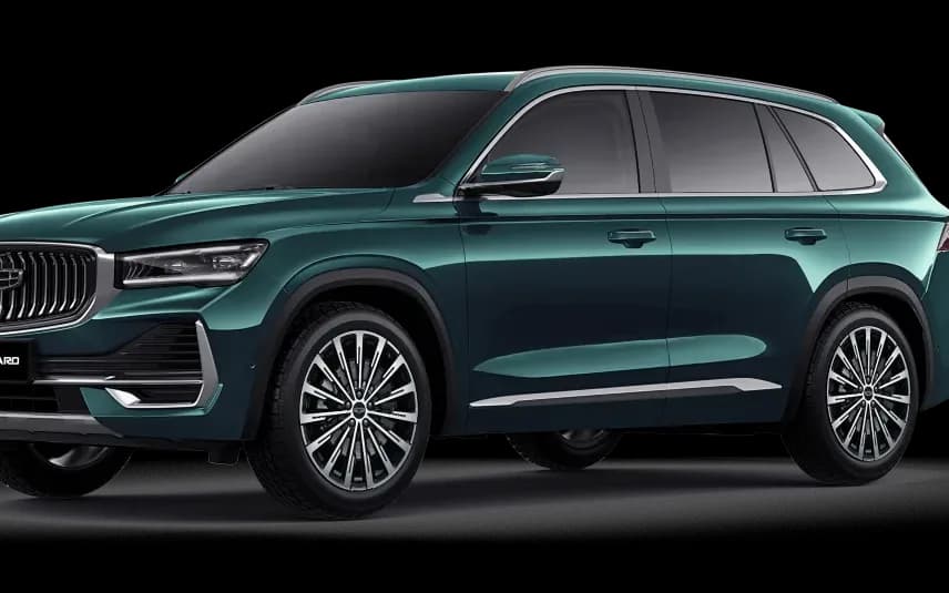 Geely Monjaro in dark green on a white background, front three-quarter view