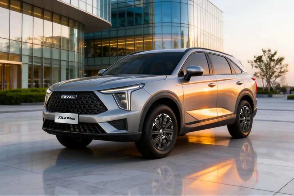 GWM Haval Jolion Max small SUV in silver, front three-quarter