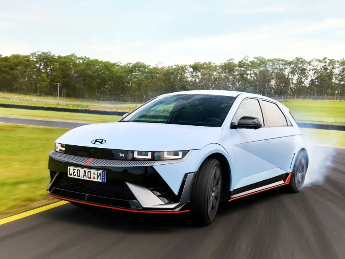 Hyundai Ioniq 5 for cross-shop context with the 400-volt Elexio