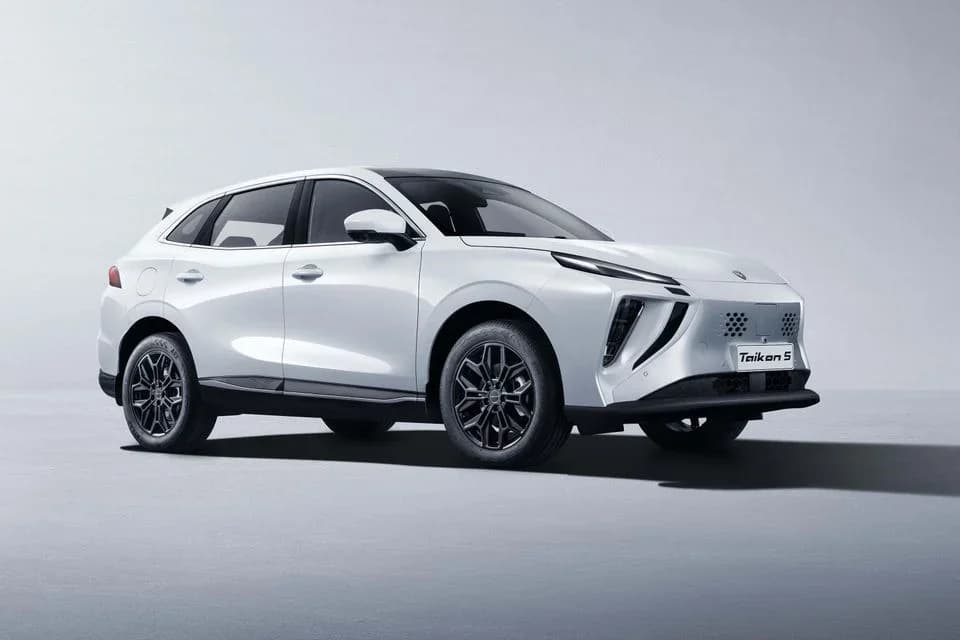 Forthing Taikon 5 mid-size SUV in white, front three-quarter studio shot