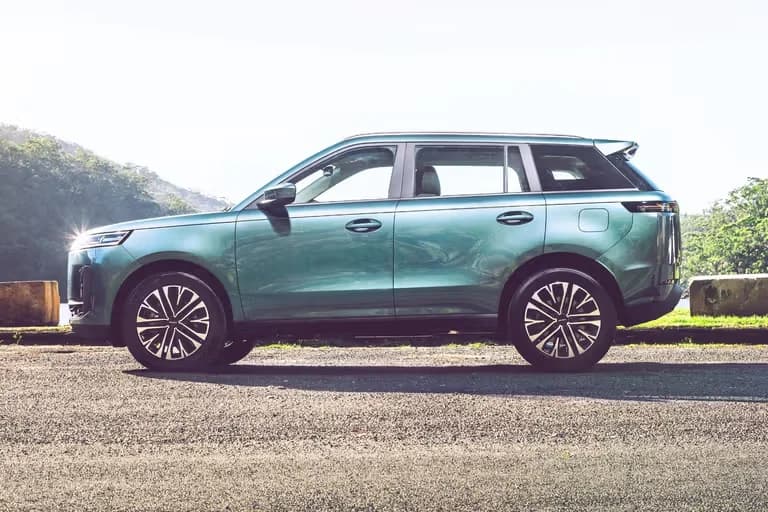 Jaecoo J5 side profile in green showing the boxy Land Rover styled body carried over on the Hybrid variant