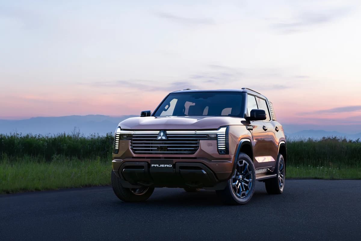 All-new Mitsubishi Pajero front three-quarter in Armor Copper Metallic at dusk