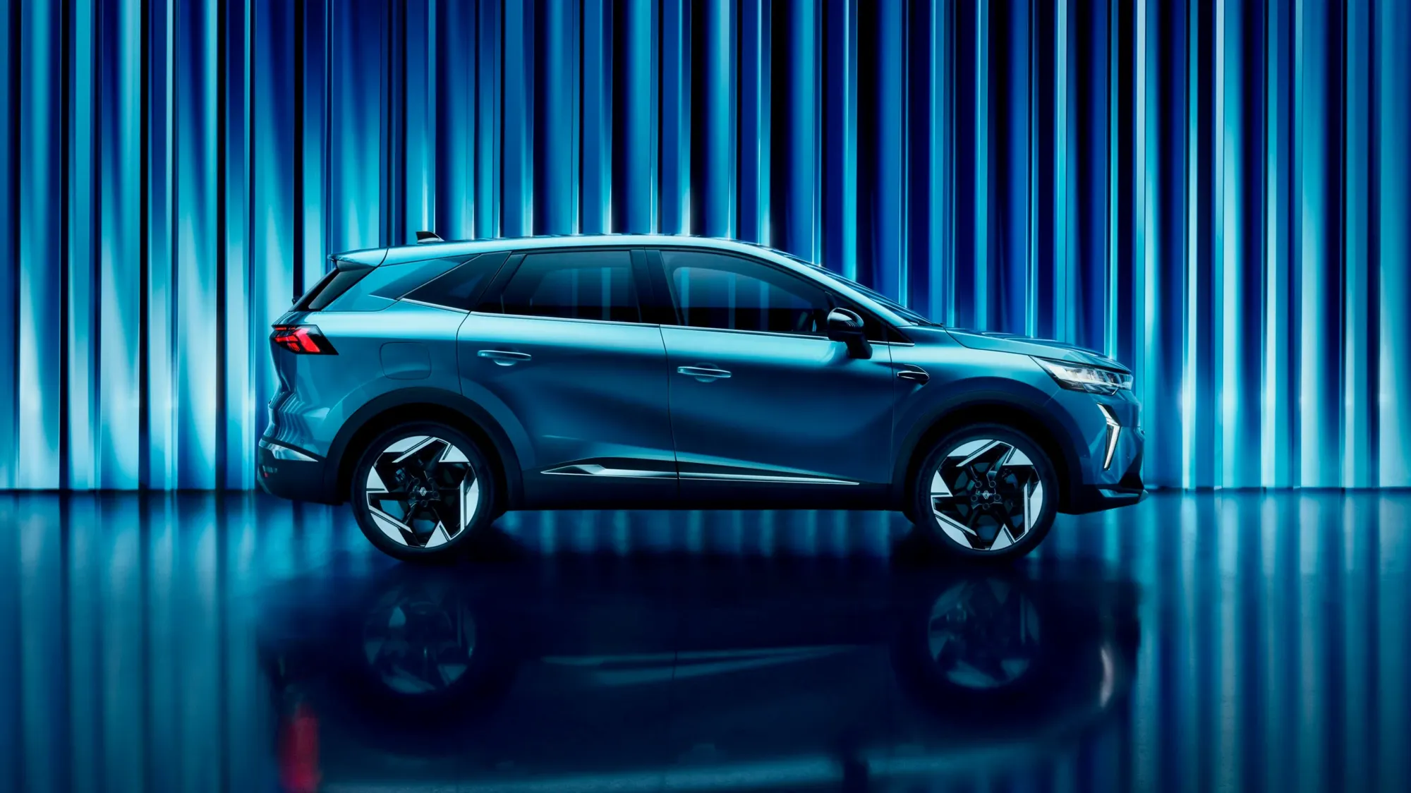 Renault Symbioz side profile showing roofline and 19-inch alloy wheels