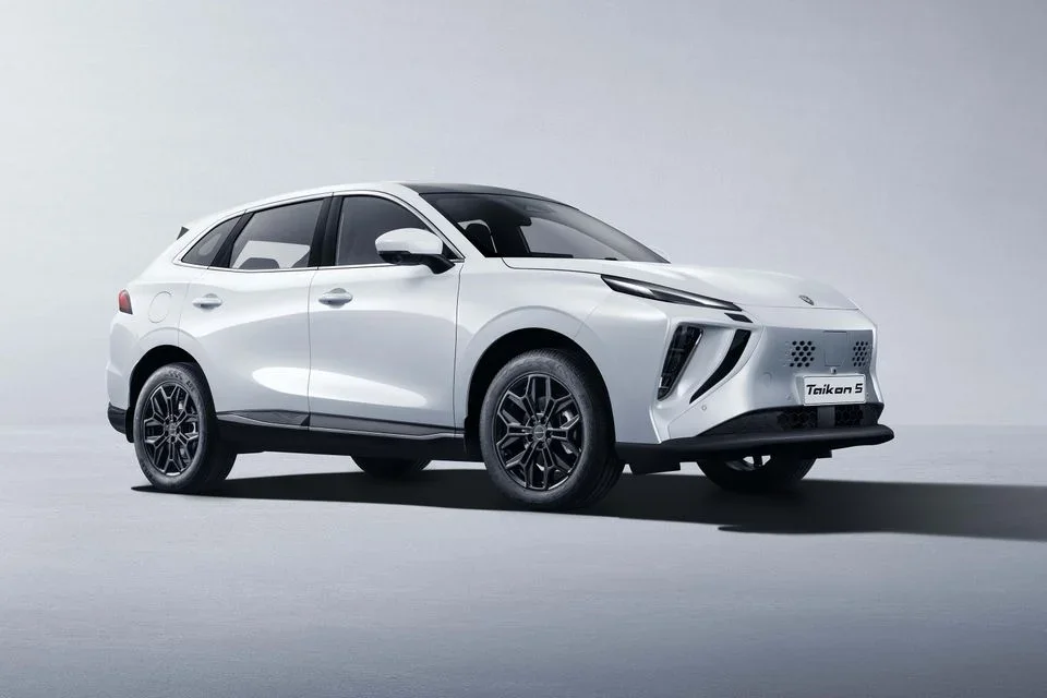 Forthing Taikon 5 mid-size crossover SUV in white front three-quarter studio shot